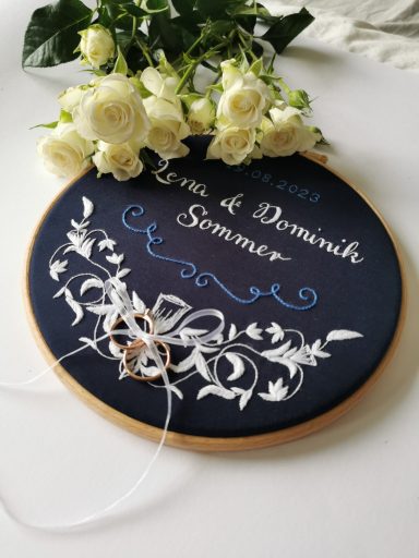 Ringkissen in dunkelblau mit weißem floralen Muster