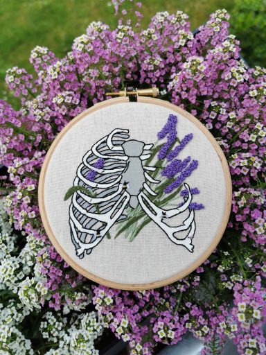 Stickbild von einem Brustkorb mit Lavendelblüten und Bienen